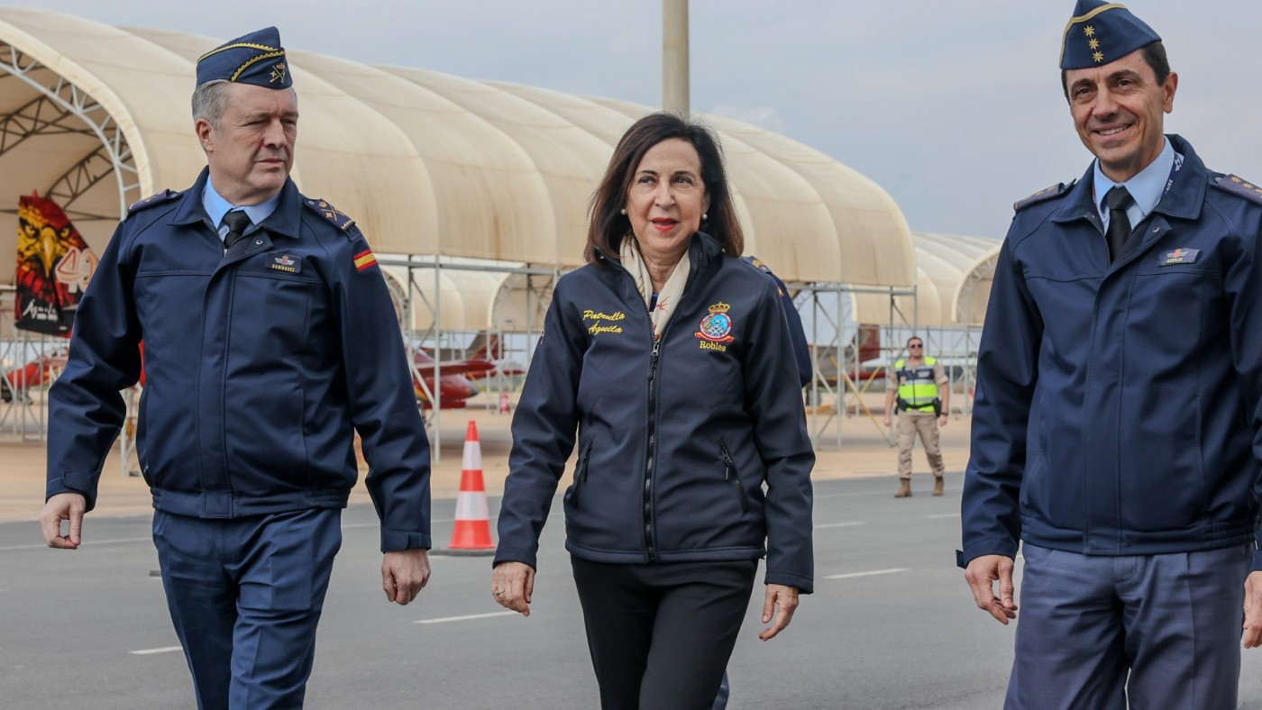 Robles visita la AGA antes del cambio de los aviones de la Patrulla Águila 