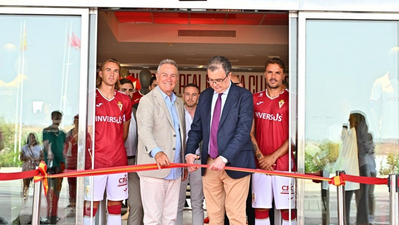 Los 16.000 abonados del Real Murcia pueden disfrutar de la tienda renovada a la espera de Flakus