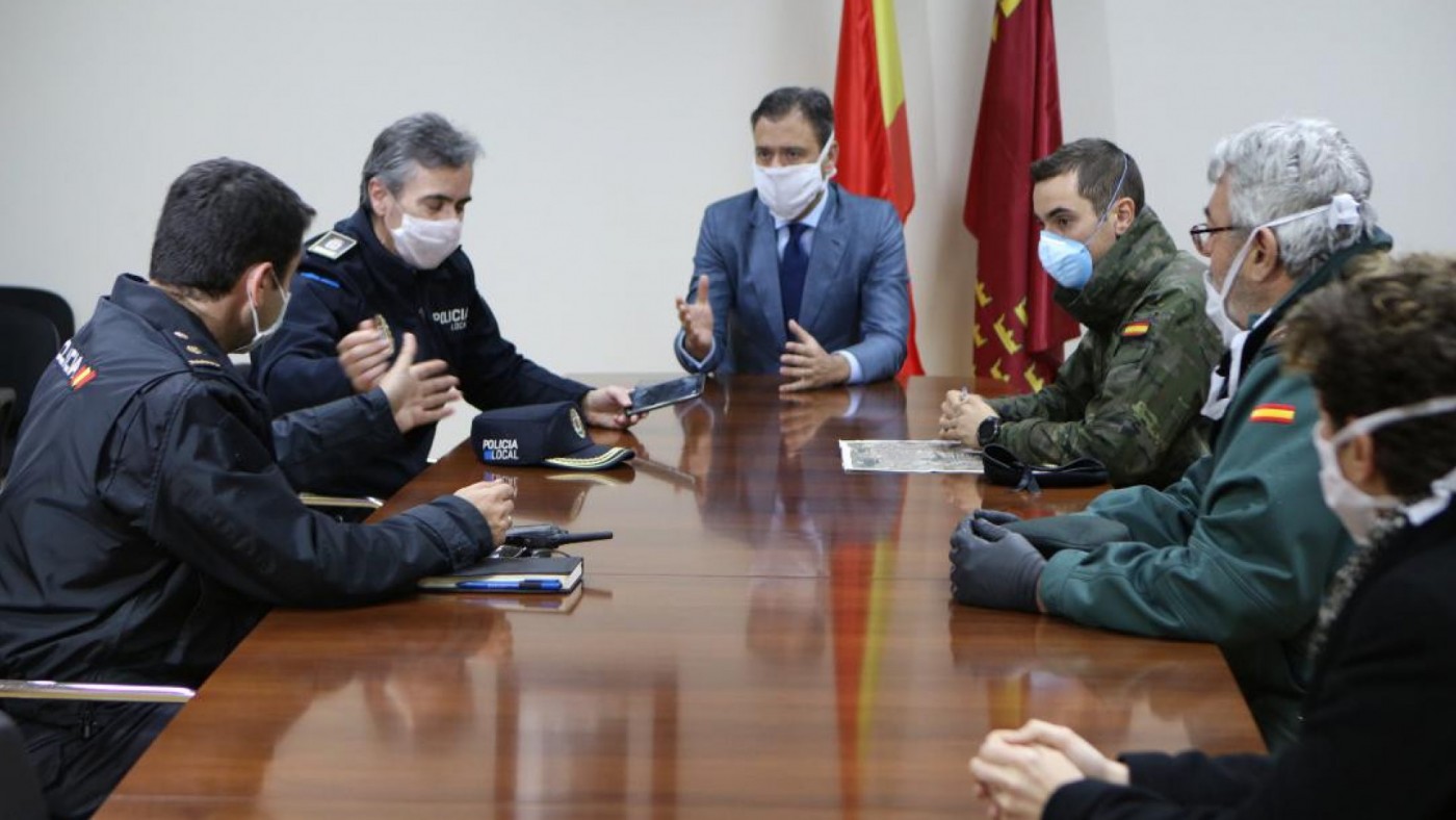 Ortuño (c) preside la reunión con Ejército, Policías y G.Civil. AYTO YECLA