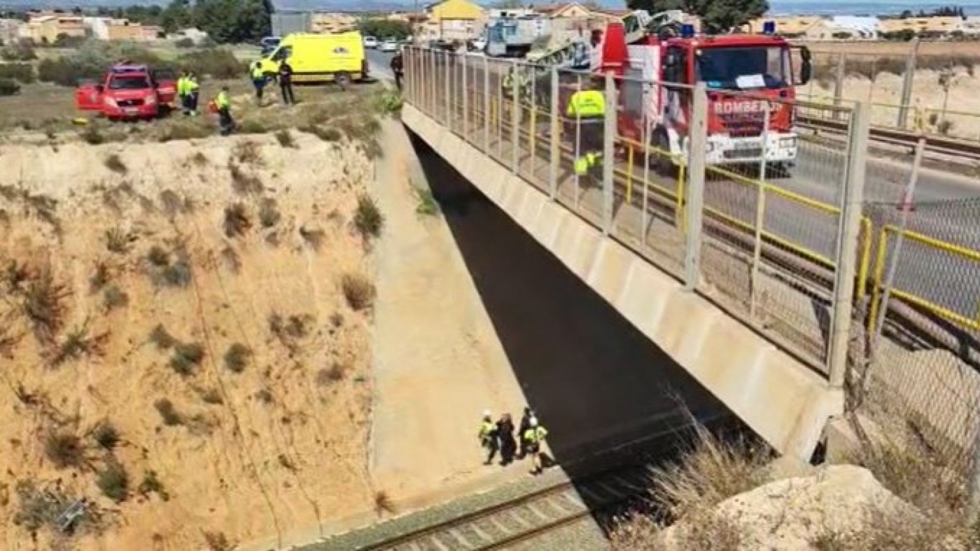 Herido leve tras lanzarse a la vía del tren desde el puente de la Asomada, en Cartagena