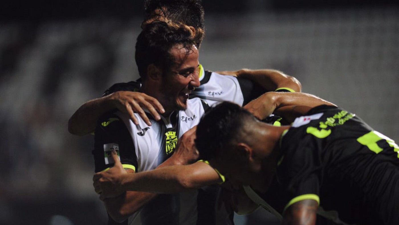 Alegría de los futbolistas del Cartagena tras el pitido final (foto: FC Cartagena)