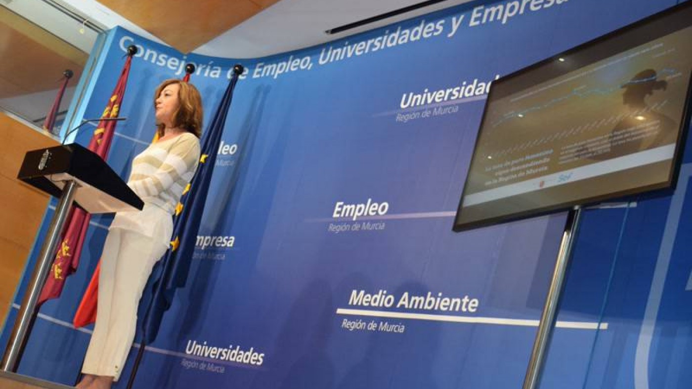 Severa González informando sobre la evolución del empleo femenino. CARM