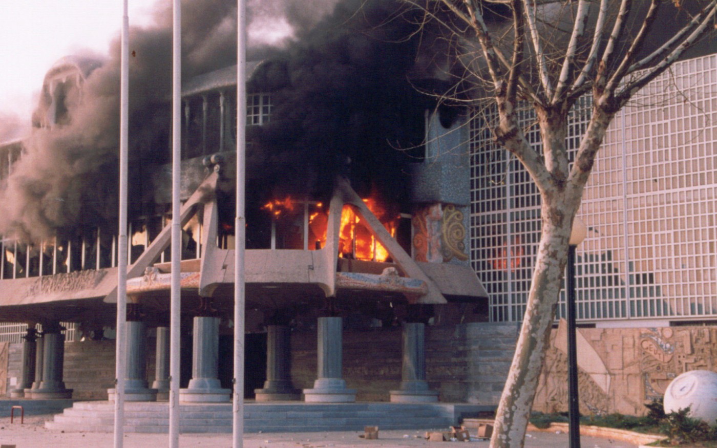 GALERÍA | La quema de la Asamblea Regional, en imágenes