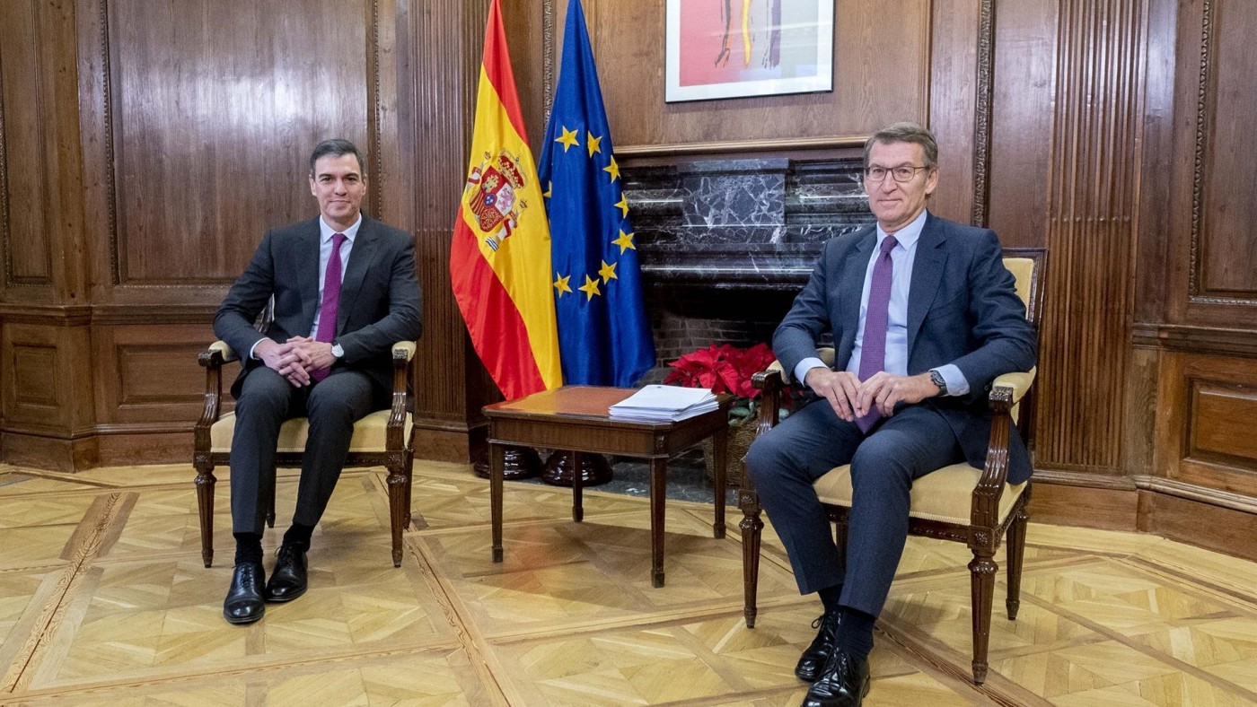 Sánchez y Feijóo, reunidos en el Congreso entre gran expectación por cerrar algún pacto