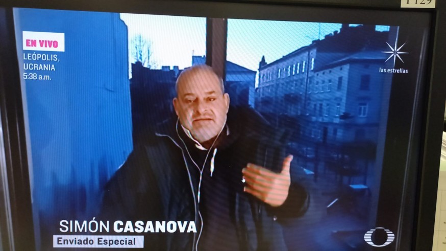 Simón Casanova, productor de televisión cartagenero en Leópeolis, colabora en la evacuación de ucranianos del país
