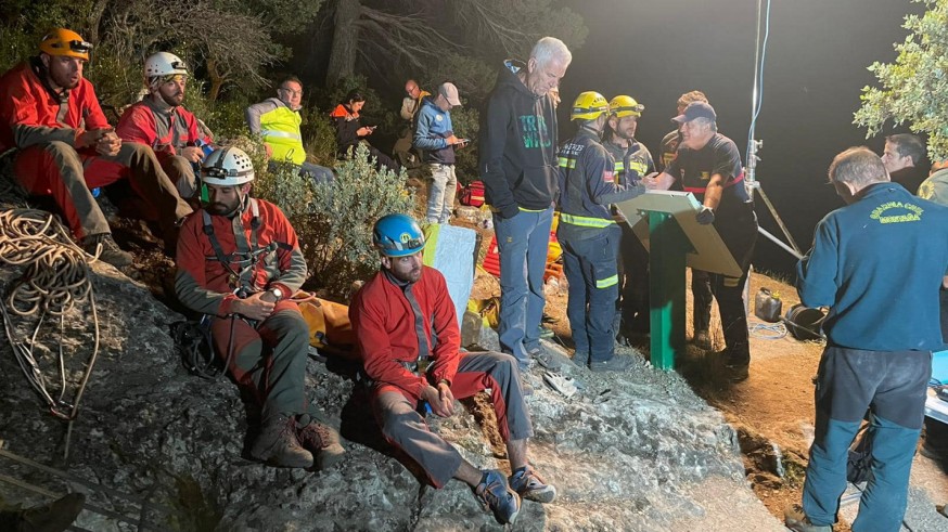 Amplio despliegue en la Sierra de María para rescatar a una murciana en una cueva 