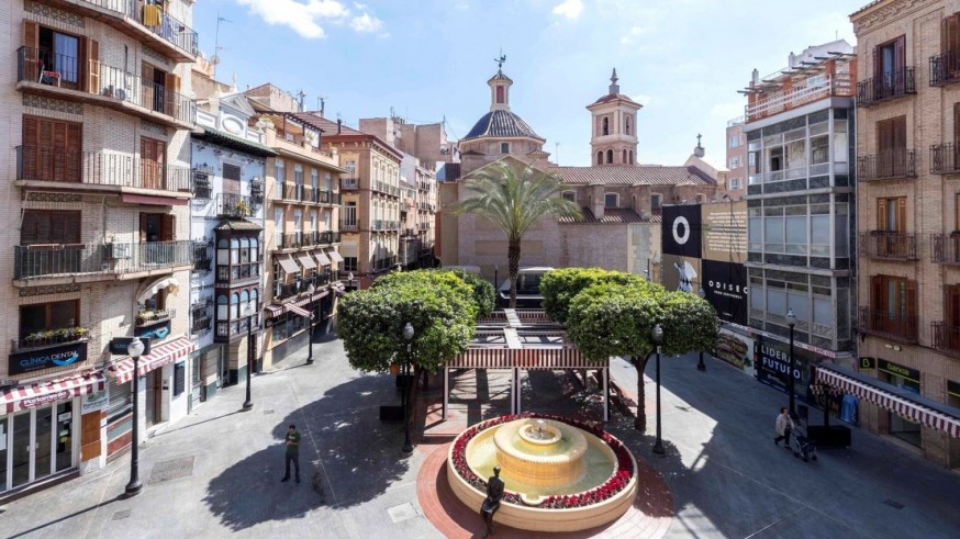 MurciaLab denuncia que algunas plazas catalogadas como "zonas verdes" alcanzan los 70 grados en verano