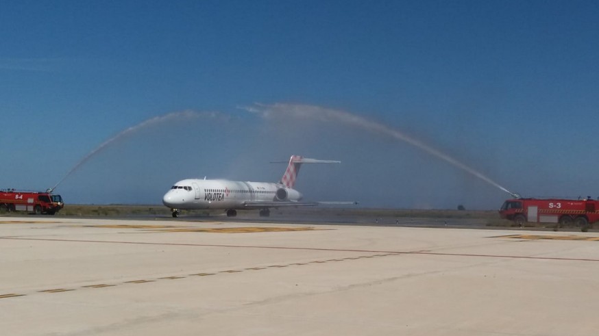 Aterrizaje del primer vuelo de Volotea desde Oviedo en la Región de Murcia