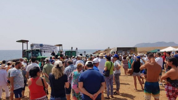 Protesta de los agricultores en la playa de La Galera. ORM