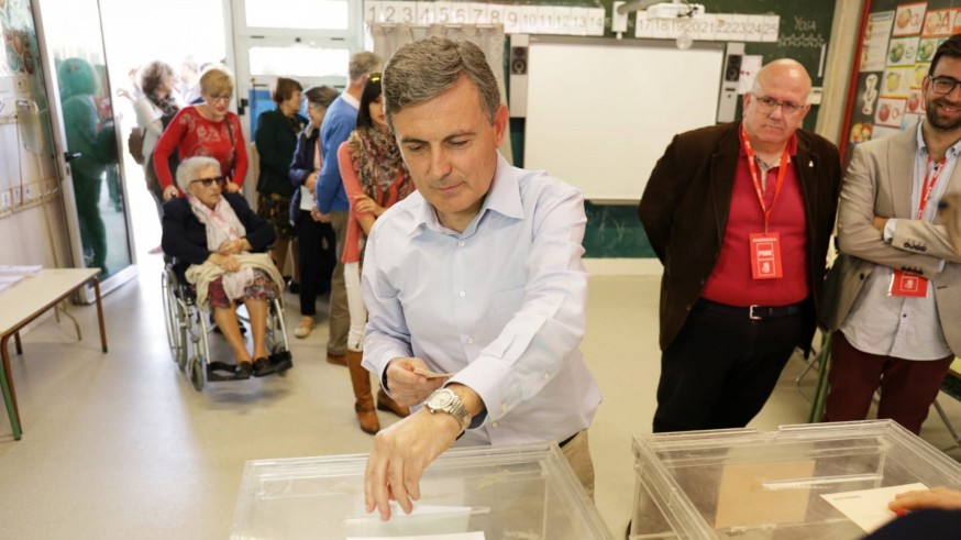 Pedro Saura votando