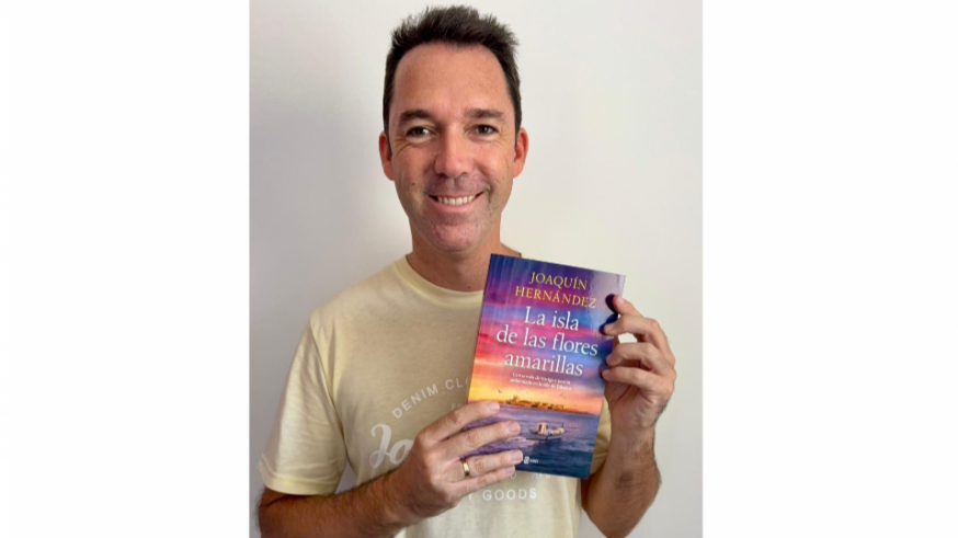Joaquín Hernández lanza su segunda novela 'La isla de las flores amarillas' con un viaje de misterio e intriga en Tabarca