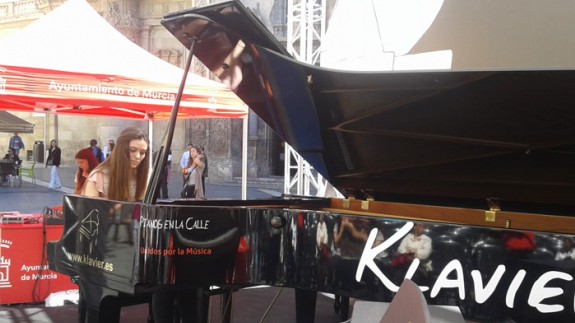 Una pianista en la plaza Belluga