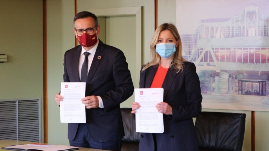 Conesa y Martínez Vidal, en la firma del acuerdo de gobierno. PSOE