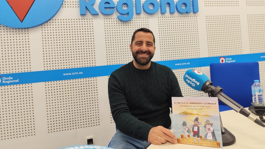 Versos que cruzan fronteras: José Ángel Pardo conecta a los niños con el Mar Menor a través de la poesía