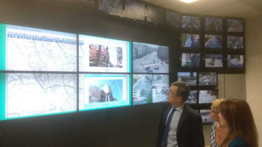 José Ballesta en la sala de control de tráfico donde se monitoriza la calidad del aire