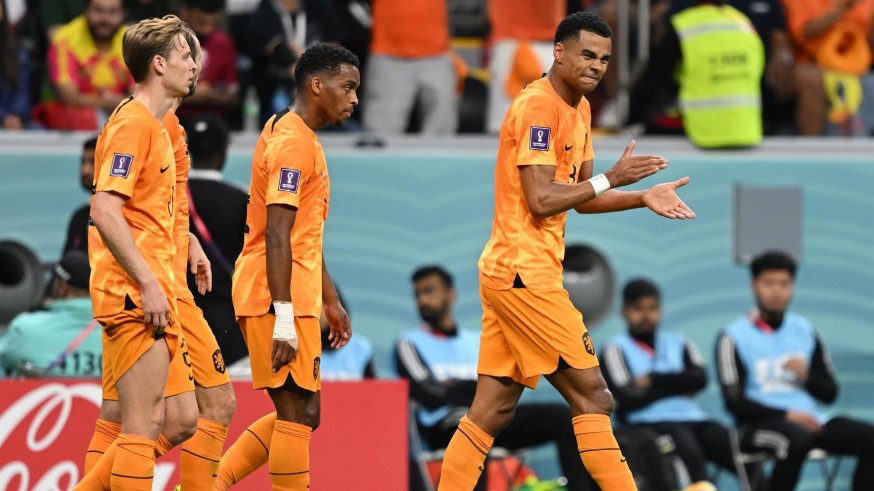 Países Bajos confirma su liderato con un plácido triunfo (2-0)