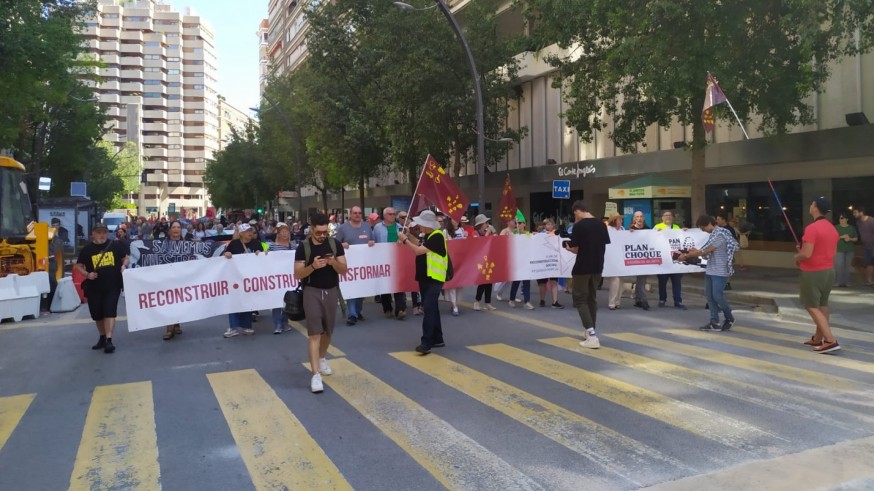 Cuatro columnas confluyen en una manifestación en Murcia bajo el lema 'Otra Región es necesaria, gobierne quien gobierne'