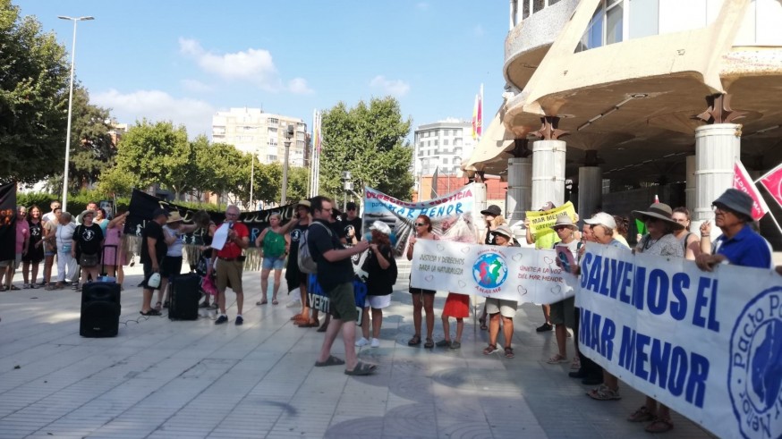 Quince colectivos exigen la ampliación de la moratoria urbanística del Mar Menor