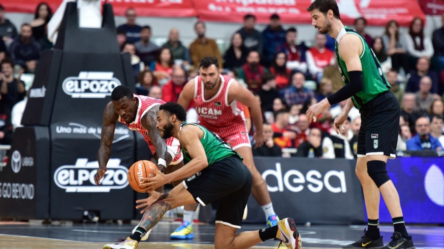 El UCAM tumba a Joventut y hace vibrar al Palacio (80-77)