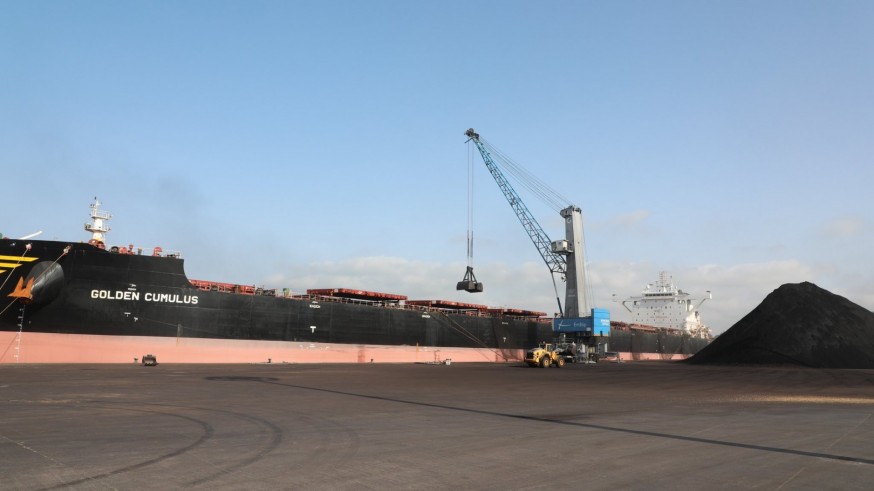 El puerto de Cartagena completa con éxito la descarga de 160.000 toneladas en la dársena de Escombreras