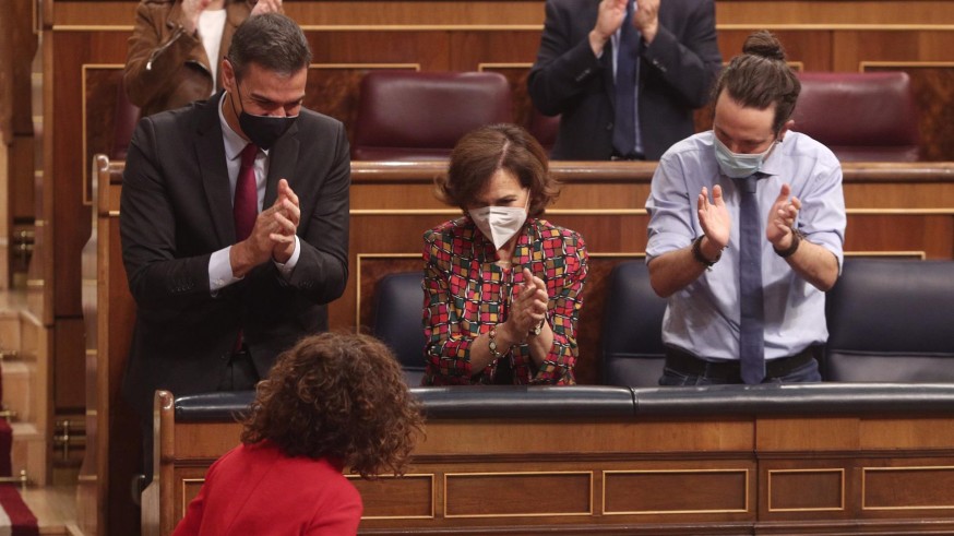  Sánchez, Calvo e Iglesias aplauden a la ministra de Hacienda