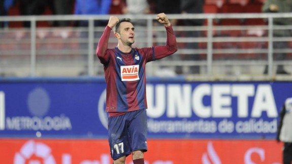 Kike García celebra un gol con el Eibar, su actual equipo