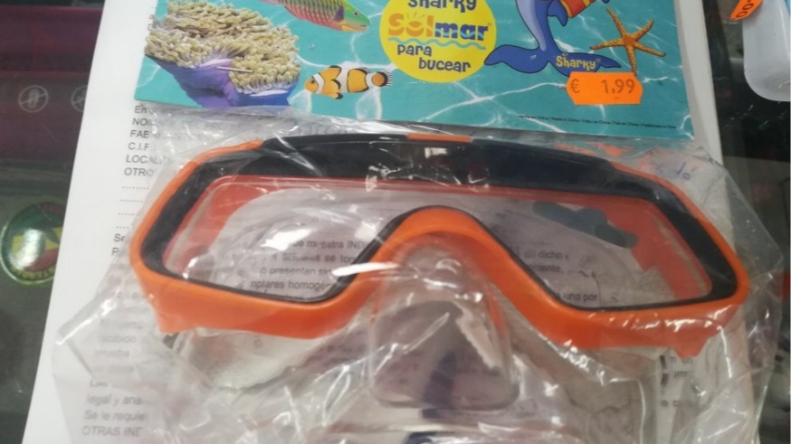 Una de los modelos de gafas de buceo retiradas del mercado