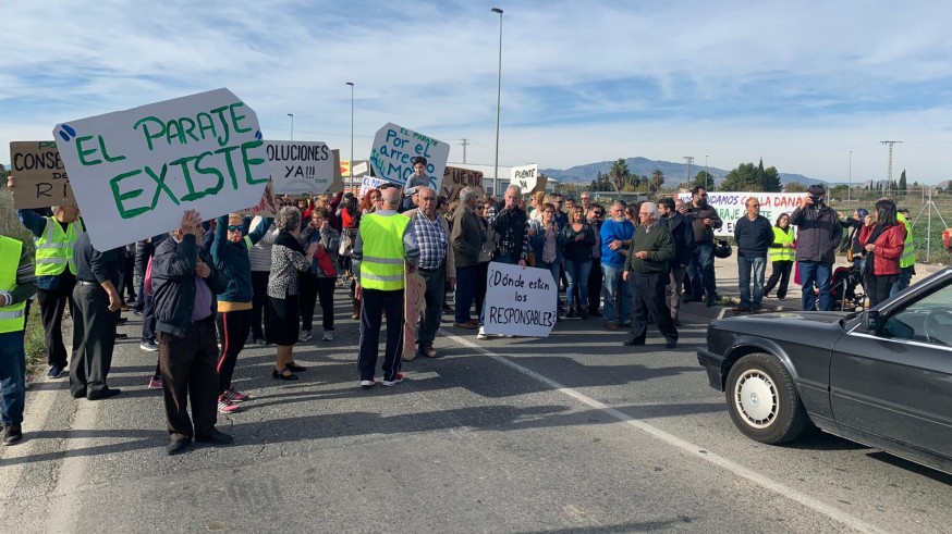 Los vecinos de Alguazas protestan para exigir la limpieza de la mota del río
