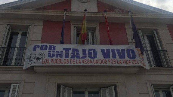 Pancarta en el ayuntamiento de Aranjuez