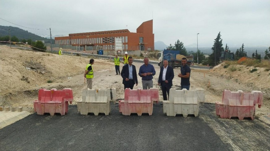 La Consejería de Fomento e Infraestructuras ha iniciado las obras para dotar al municipio de Pliego de esta nueva rotonda, primera en la localidad, qu