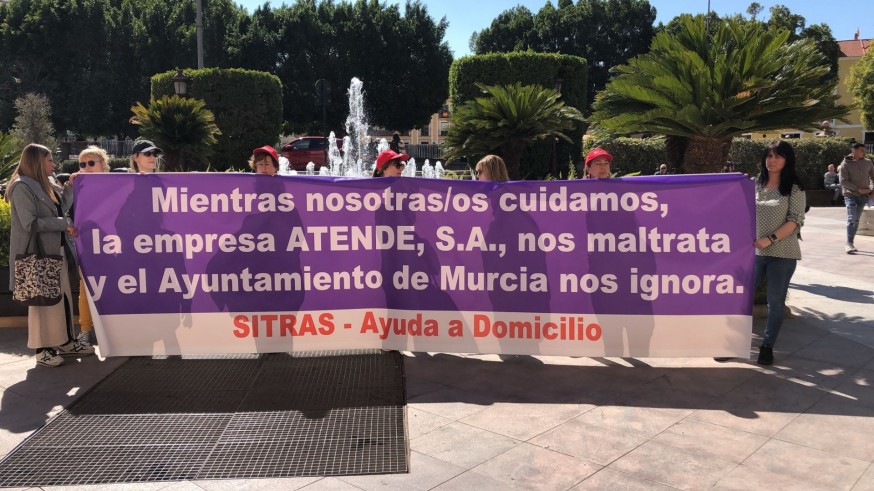 Las trabajadoras de ayuda a domicilio de Murcia protestan porque les imponen cambios de horario sin previo aviso