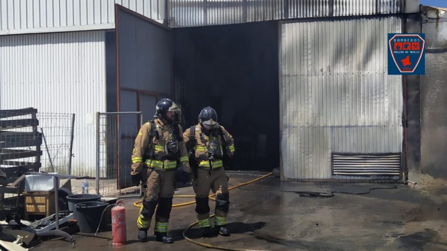 Bomberos extinguen un incendio declarado en un almacén de vehículos cerca de la ITV de Mazarrón