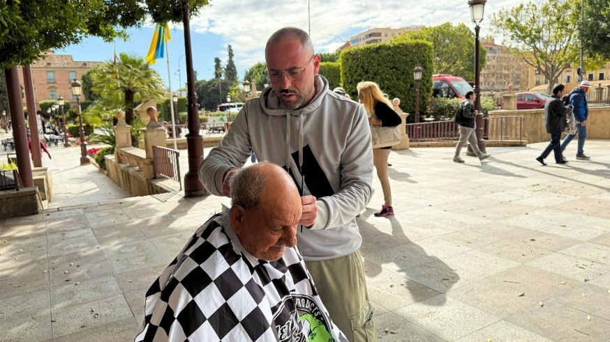 Personas que cuentan. Luis Alcázar nos presenta a Juan Emilio Serna, barbero que dedica un día a personas en situación de mendicidad