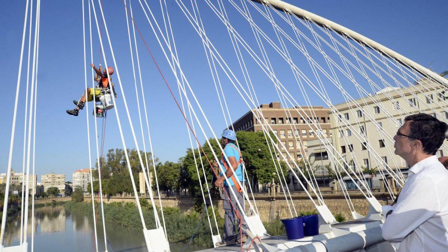 José Ballesta asiste al dispositivo de limpieza del puente del Hospital Reina Sofía. JOSÉ BALLESTA