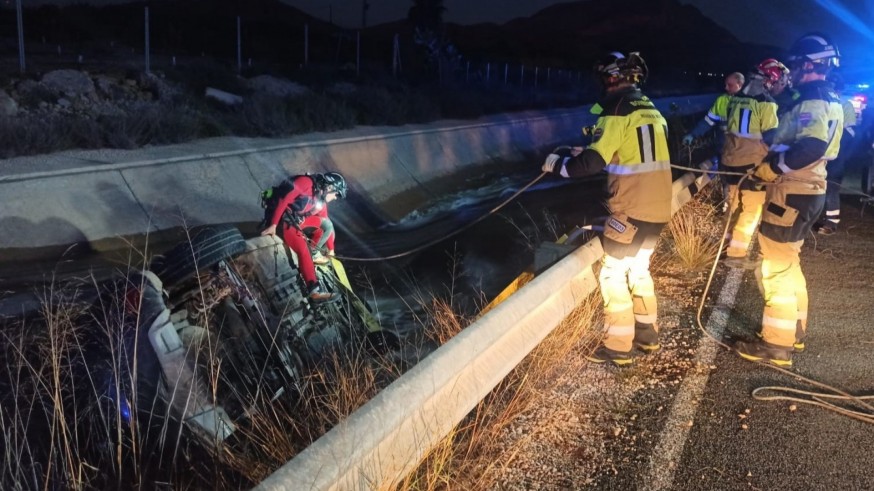 Fallece un hombre al caer su coche al canal del trasvase junto al pantano de Santomera
