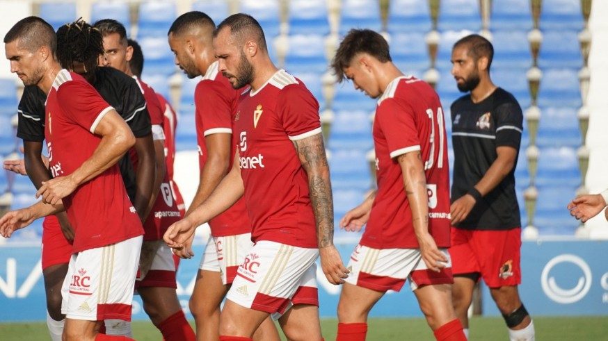 Santi Jara es felicitado tras marcar un gol en pretemporada. Foto: Real Murcia