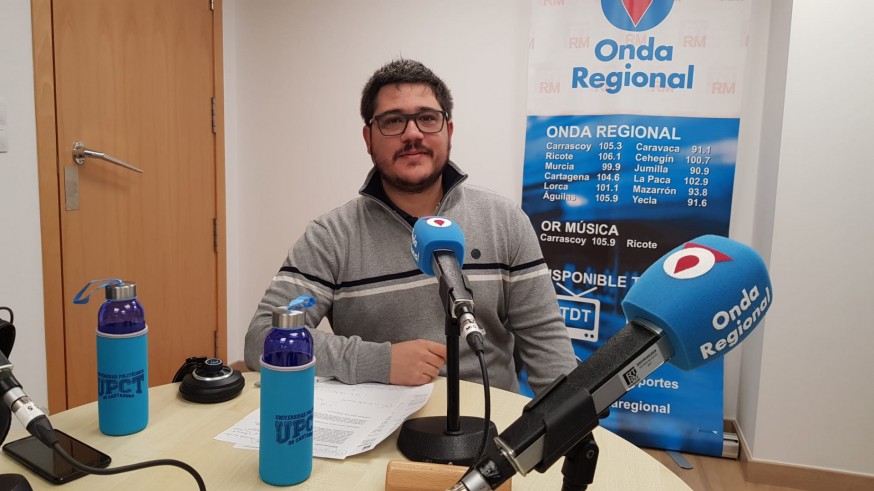 Joaquín Cruces en los estudios de Onda Regional en Cartagena