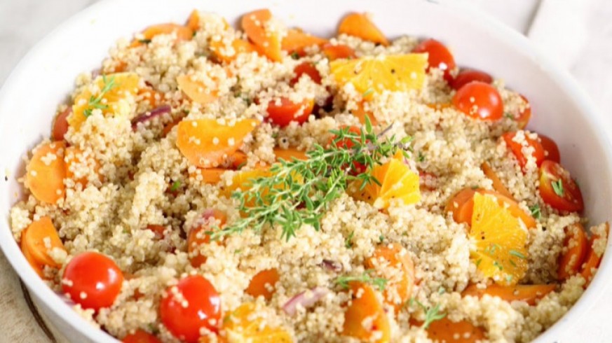 Plato de quinoa con naranja y tomate