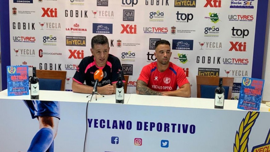 Sandroni junto a Chino durante la rueda de prensa. Foto: Yeclano Deportivo
