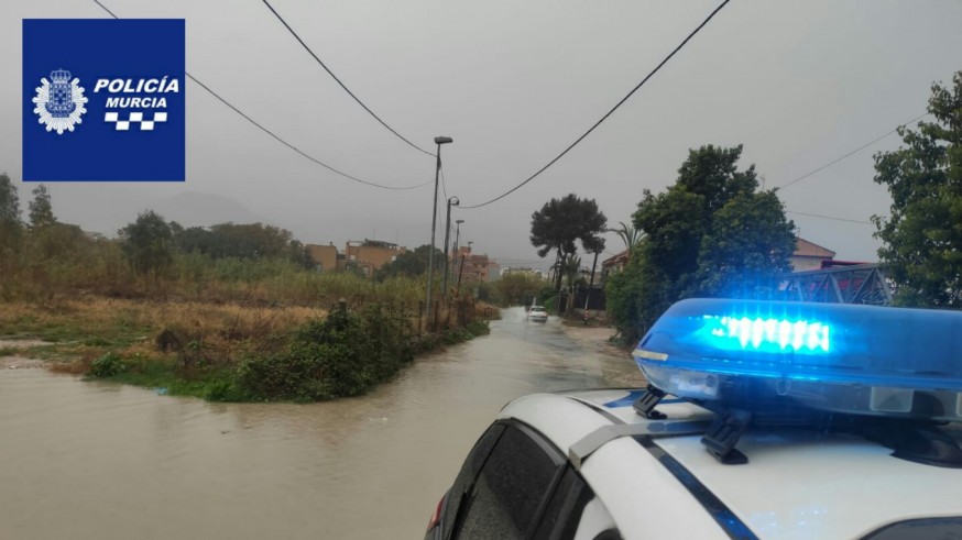Carretera cortada por la acumulación de agua este domingo en Murcia.