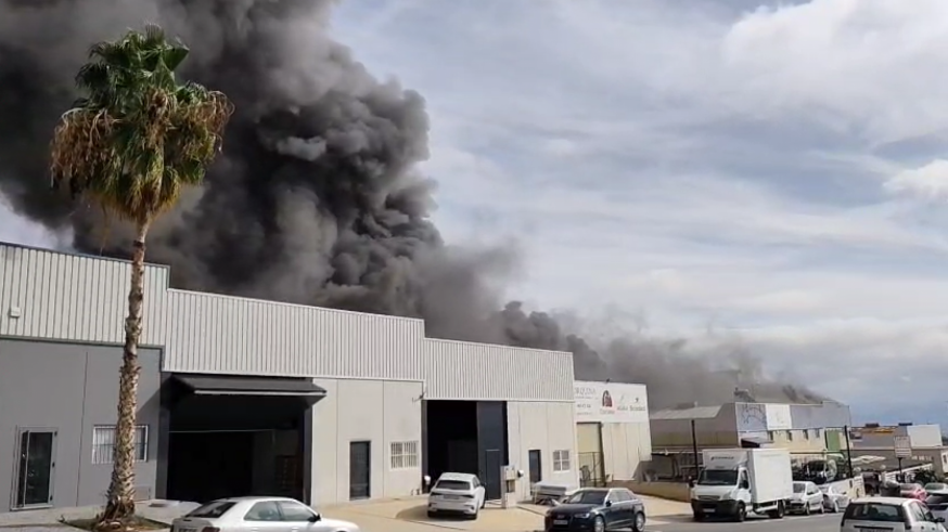 Seis heridos en el incendio de una nave industrial en el polígono 'Saprelorca'