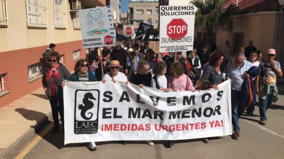 Los manifestantes por el Mar Menor en Los Alcázares