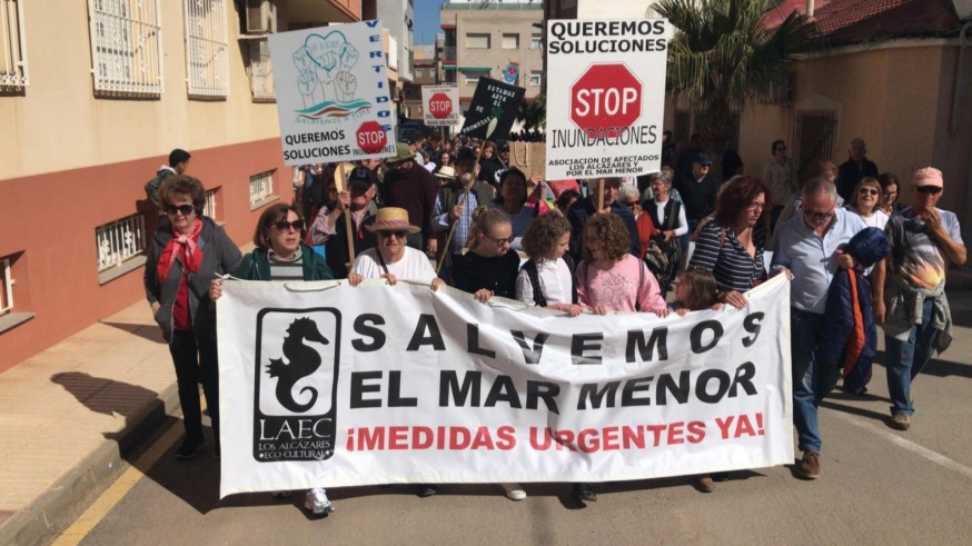 Los manifestantes por el Mar Menor en Los Alcázares