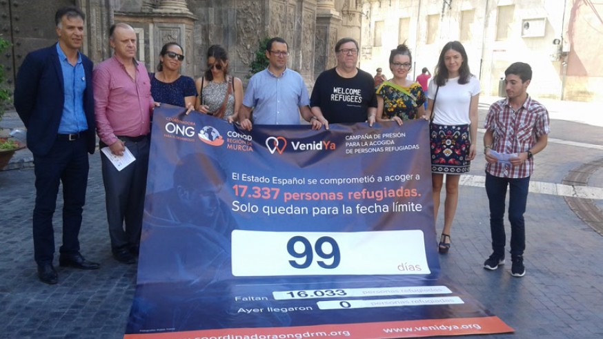 Integrantes de las ONGs en la Plaza de Belluga hoy.