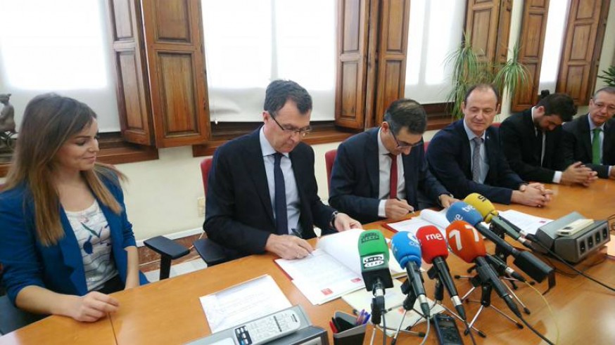 Firma del convenio entre el ayuntamiento y la UMU