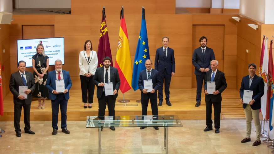 Firma del pacto en el Palacio de San Esteban, sede del Gobierno autonómico
