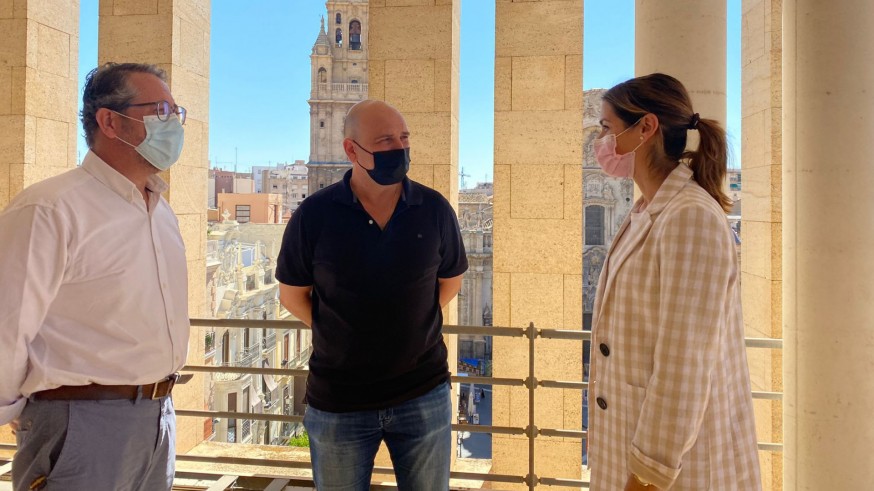 Carmen Fructuoso, edil de Limpieza Viaria, junto al trabajador que encontró el dinero