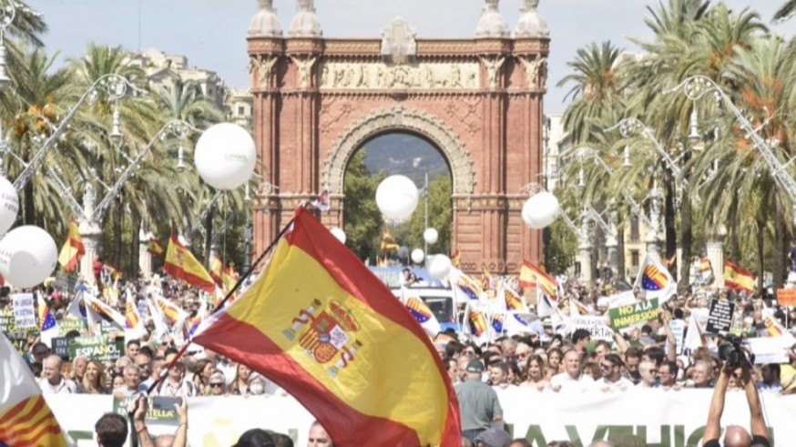 Miles de personas participan en Barcelona en la manifestación en favor del castellano en Cataluña