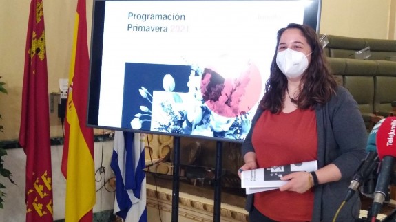 La concejala Pilar Martínez durante la presentación de la programación del Teatro Vico