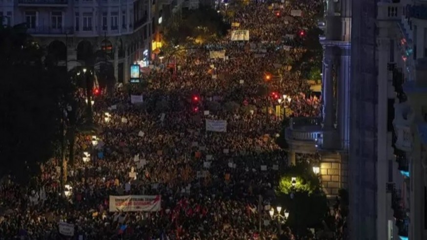 Disturbios empañan la manifestación de Valencia para pedir la dimisión de Mazón